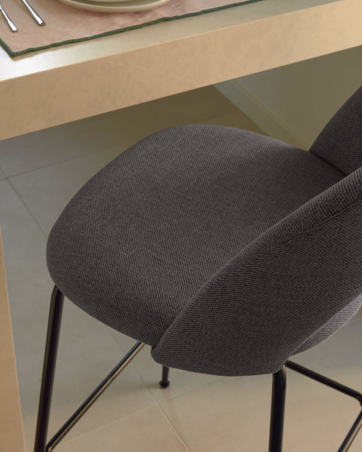 KAVE HOME Mahalia barstol, m. rygln og fodsttte - mrkegr stof og sort metal