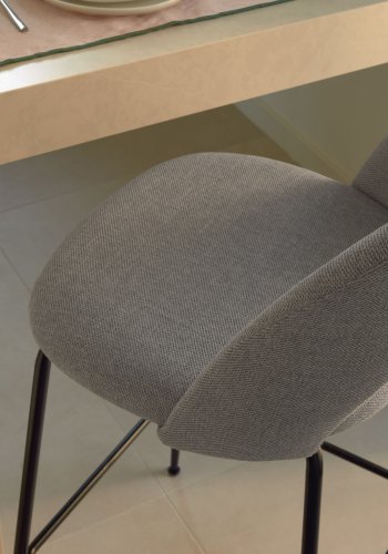 KAVE HOME Mahalia barstol, m. rygln og fodsttte - lysegr stof og sort metal