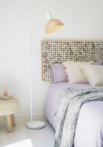 KAVE HOME Damila gulvlampe - natur rattan og hvid metal