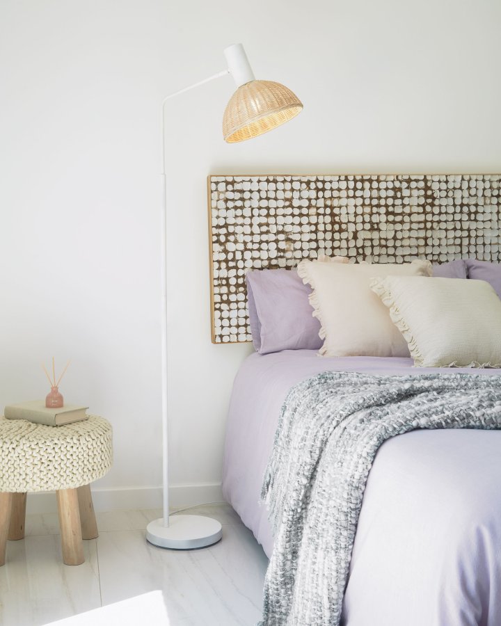 KAVE HOME Damila gulvlampe - natur rattan og hvid metal