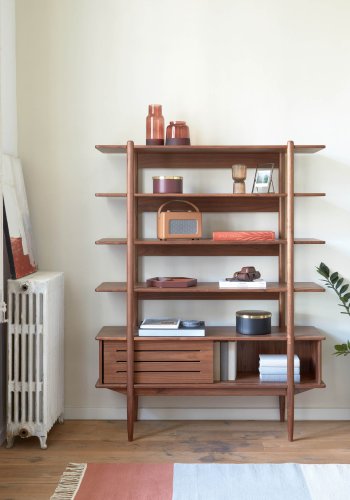 KAVE HOME Carolin reol, m. 1 skydelge - brun valnddefiner og valnddetr (130x169)