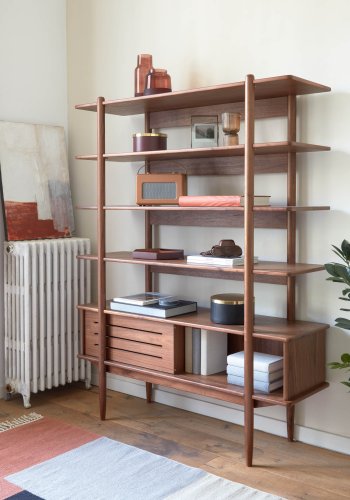 KAVE HOME Carolin reol, m. 1 skydelge - brun valnddefiner og valnddetr (130x169)