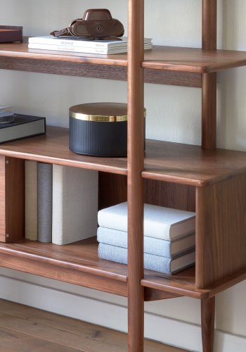 KAVE HOME Carolin reol, m. 1 skydelge - brun valnddefiner og valnddetr (130x169)