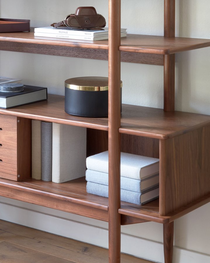 KAVE HOME Carolin reol, m. 1 skydelge - brun valnddefiner og valnddetr (130x169)