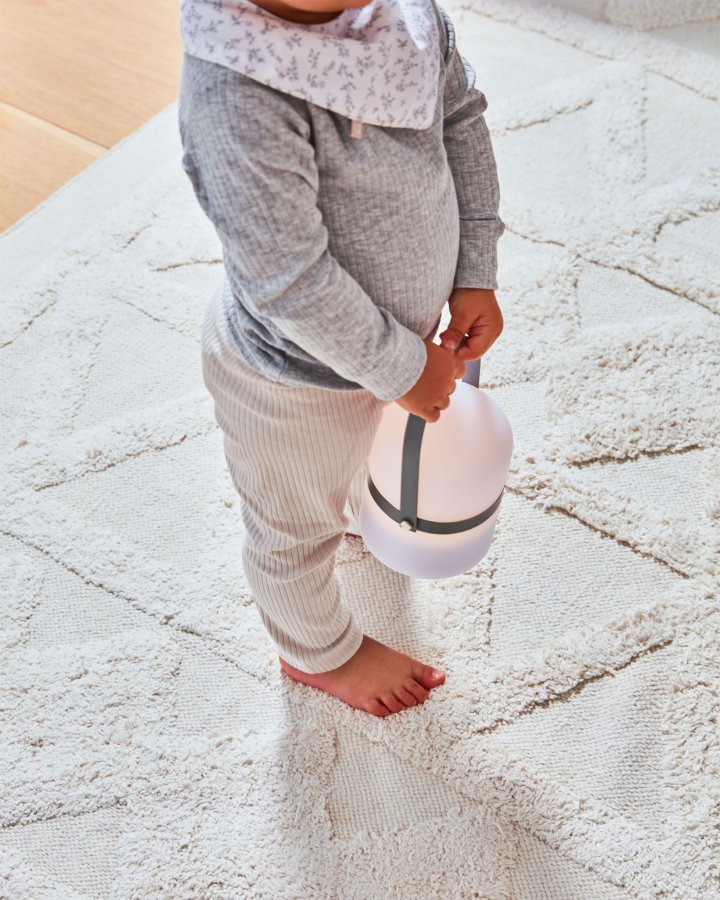 KAVE HOME Janvir genopladelig bordlampe - hvid plast og lysegr metal