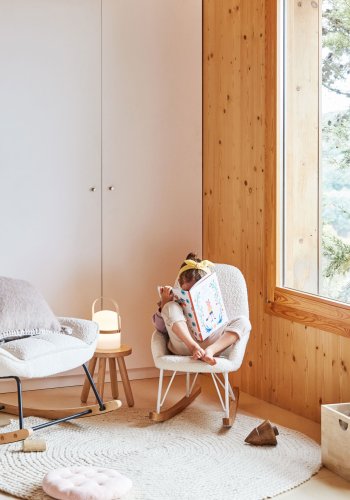 KAVE HOME Ivette brne gyngestol, m. armln - hvid stof/stl og brun asketr 