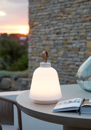 KAVE HOME Udiya bordlampe - natur kunstlder og hvid polyethylen/jern