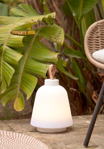 KAVE HOME Udiya bordlampe - natur kunstlder og hvid polyethylen/jern