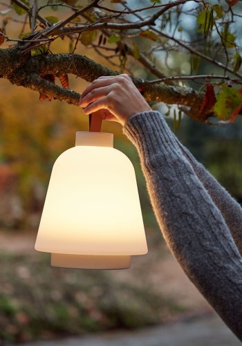 KAVE HOME Udiya bordlampe - natur kunstlder og hvid polyethylen/jern