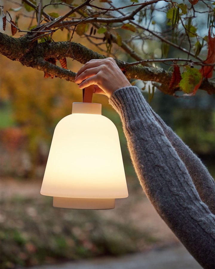 KAVE HOME Udiya bordlampe - natur kunstlder og hvid polyethylen/jern