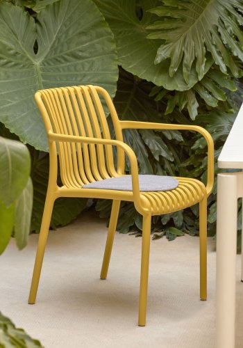 KAVE HOME Isabellini havestol, m. armln, stabelbar - sennepsgul plast