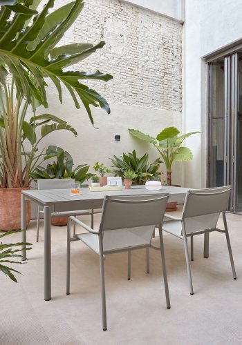 KAVE HOME Zaltana udtrkkeligt udendrsbord lavet af aluminium i en lysegr finish, 140 (200) x 90