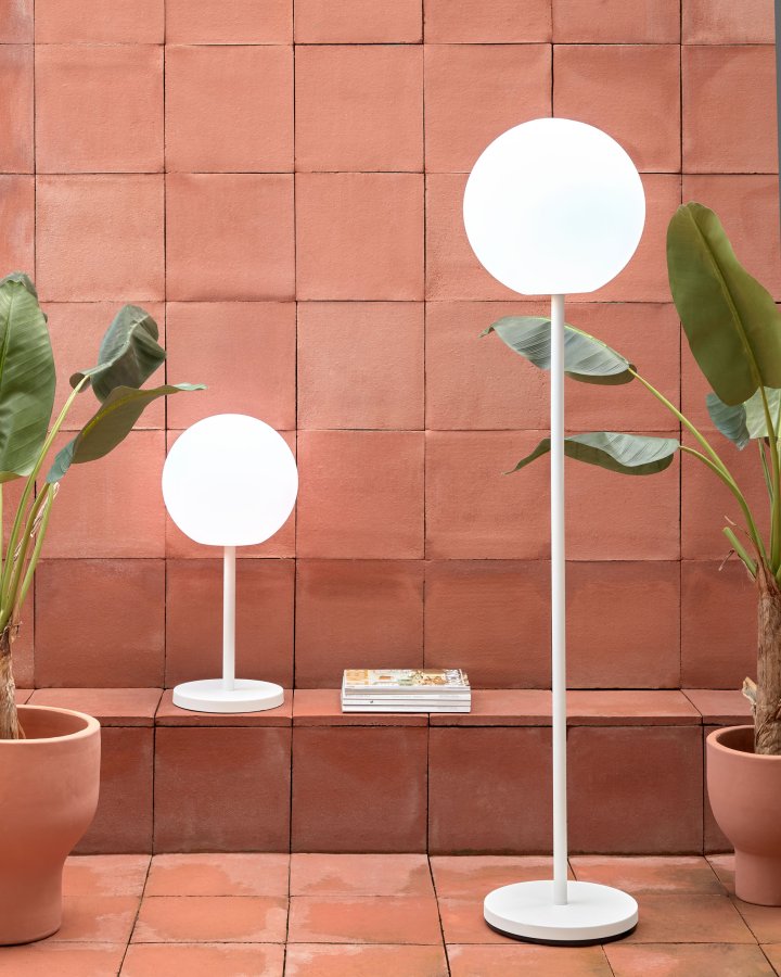 KAVE HOME Dinesh bordlampe, ledningsfri - hvid polyethylen og hvid stl (30)