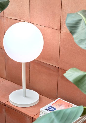 KAVE HOME Dinesh bordlampe, ledningsfri - hvid polyethylen og hvid stl (30)