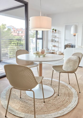 KAVE HOME Quinby spisebordsstol - beige plast og metal