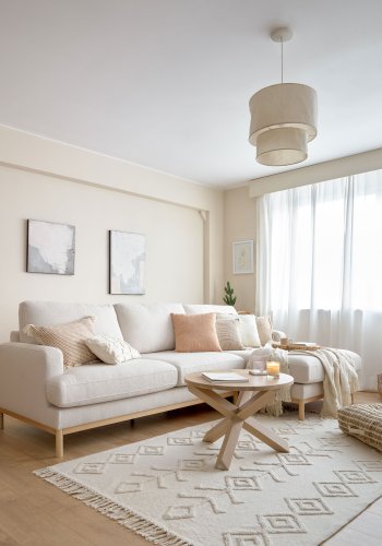 KAVE HOME Mihaela 3 pers. sofa med hjre chaiselong - hvid mikrobouclé og natur bgetr