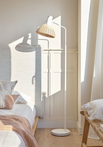 KAVE HOME Damila gulvlampe - natur rattan og hvid metal