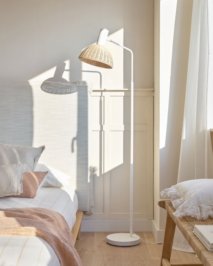 KAVE HOME Damila gulvlampe - natur rattan og hvid metal