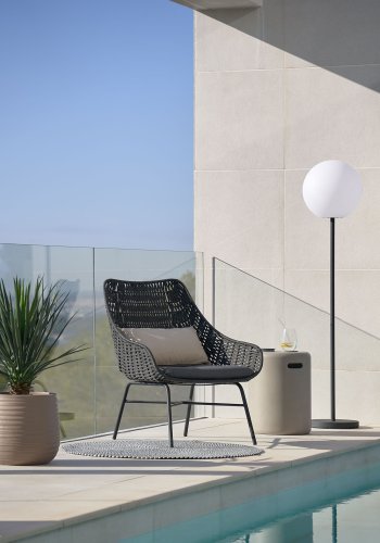 KAVE HOME Dinesh gulvlampe, ledningsfri - sort stl og hvidt polyethylen ( 35)