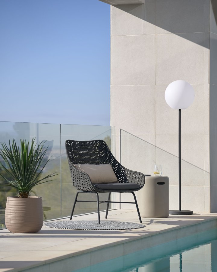 KAVE HOME Dinesh gulvlampe, ledningsfri - sort stl og hvidt polyethylen ( 35)