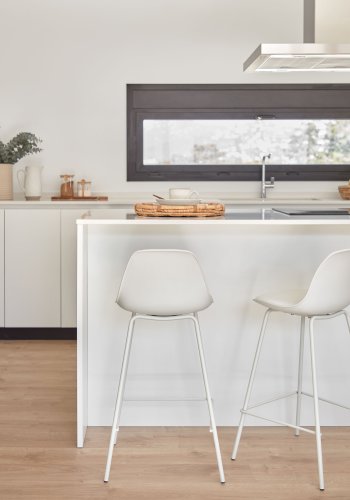 KAVE HOME Brighter barstol, m. rygln og fodsttte - hvid polypropylen, PU og stl