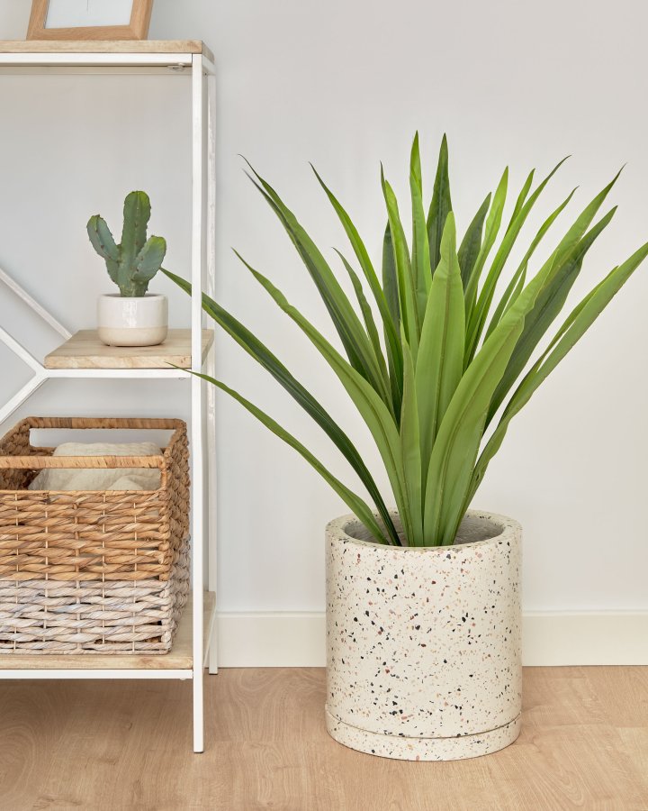 KAVE HOME Yucca kunstig plante, m. urtepotte - grn polyethylen og sort cement (H:80)
