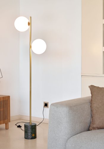 KAVE HOME Lonela gulvlampe - matteret glas, guld metal og grn marmor