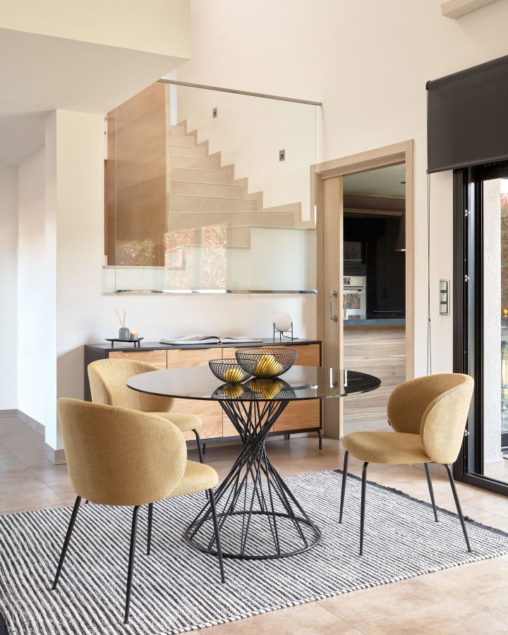 KAVE HOME Minna spisebordsstol - sennepsgul stof og metal