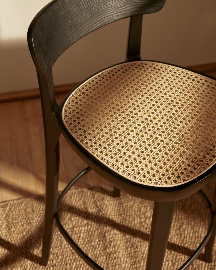 KAVE HOME Romane barstol, m. rygln og fodsttte - natur rattan og sort askefiner/bg