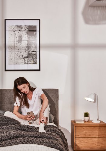 KAVE HOME Abilen sengebord, m. 2 skuffer - natur egetrsfinér (53x36)