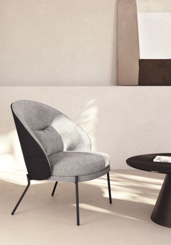 KAVE HOME Eamy lnestol - lysegr stof, sort askefinér og sort stl