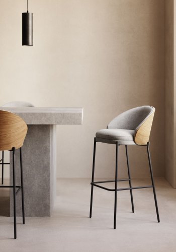 KAVE HOME Eamy barstol, m. rygln og fodsttte - lysegr stof, natur askefinér og sort stl