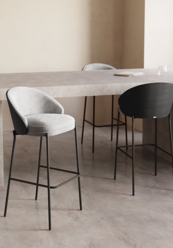 KAVE HOME Eamy barstol, m. rygln og fodsttte - lysegr stof, sort askefinér og sort stl