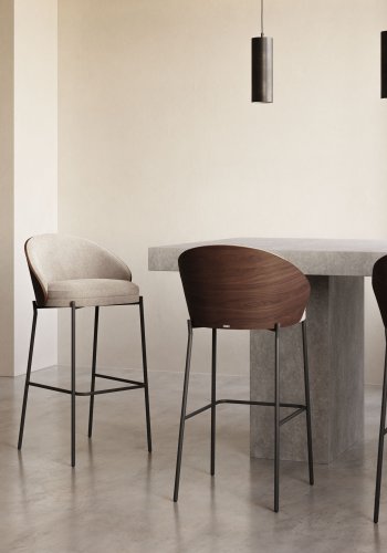 KAVE HOME Eamy barstol, m. rygln og fodsttte - lysebrun stof, brun askefinér og sort stl