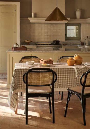 KAVE HOME Doriane spisebordsstol - rattan, stof og sort elmetr