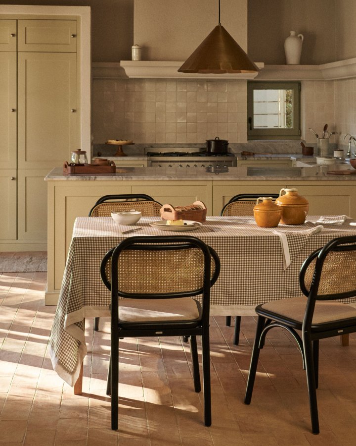 KAVE HOME Doriane spisebordsstol - rattan, stof og sort elmetr