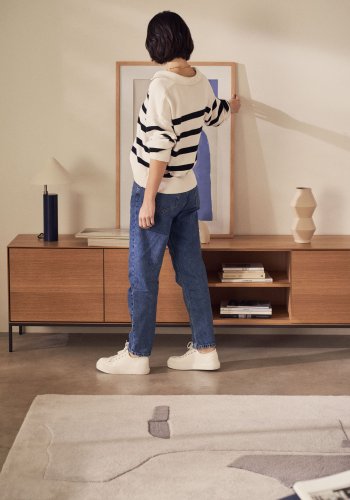 KAVE HOME Vedrana TV-bord, m. 3 lger og 4 hylder - natur egefiner og sort stl (195x40)