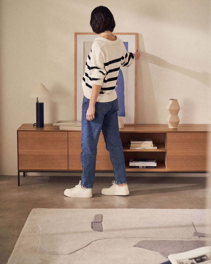 KAVE HOME Vedrana TV-bord, m. 3 lger og 4 hylder - natur egefiner og sort stl (195x40)