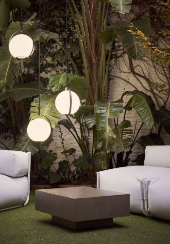 KAVE HOME Dinesh bordlampe, ledningsfri - hvidt polyethylen og sort stl (33x34)