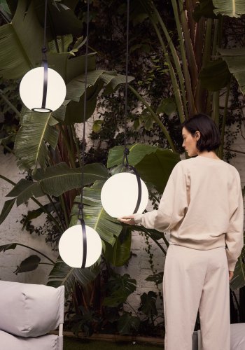 KAVE HOME Dinesh bordlampe, ledningsfri - hvidt polyethylen og sort stl (33x34)