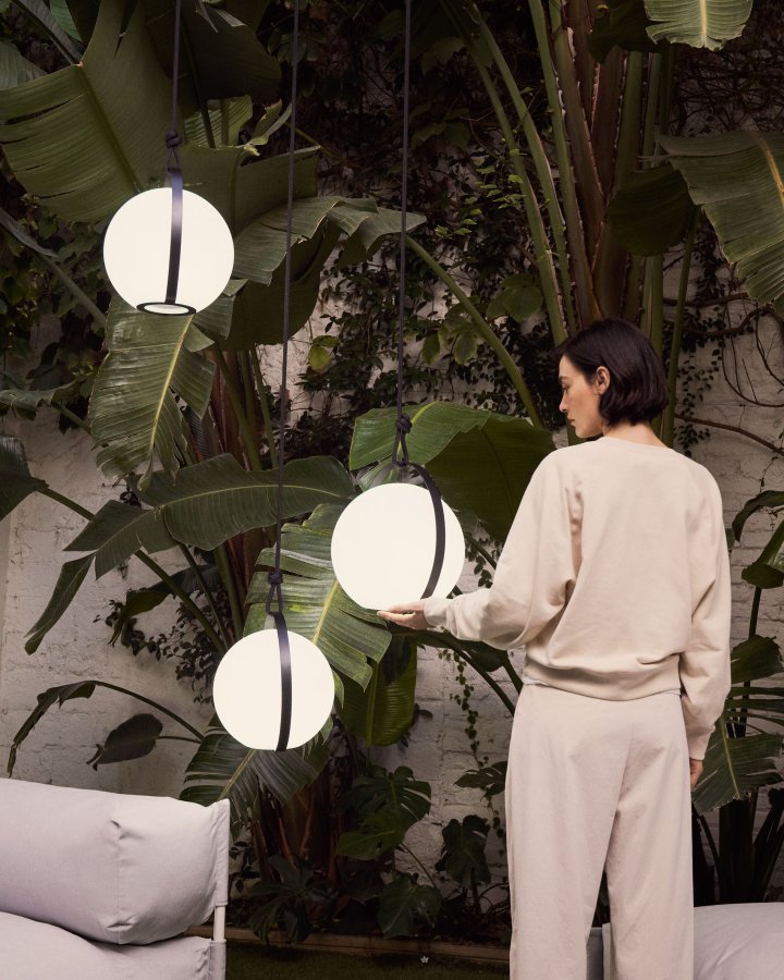 KAVE HOME Dinesh bordlampe, ledningsfri - hvidt polyethylen og sort stl (33x34)