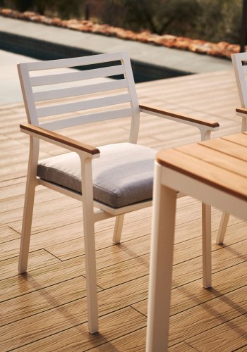 KAVE HOME Bona havestol, m. stofhynde og armln i teaktr - hvid aluminium