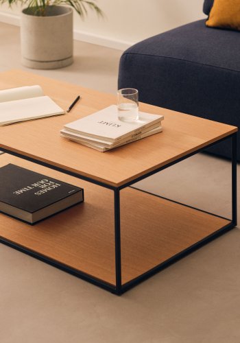 KAVE HOME Yoana sofabord, m. 1 bund hylde - natur egetrsfinér og hvid jern (110x60)