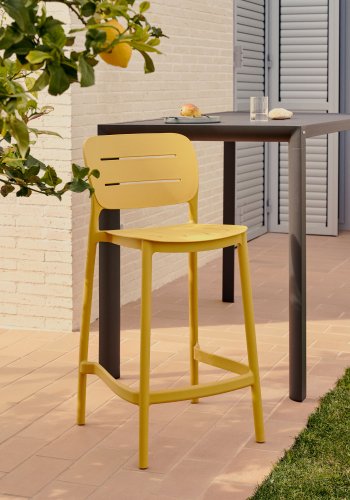KAVE HOME Morella udendrs barstol, m. rygln og fodsttte - sennepsgul plast