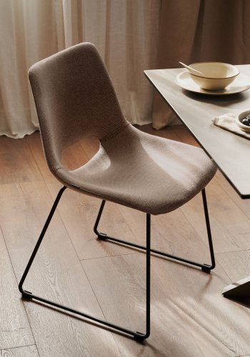 KAVE HOME Zahara spisebordsstol - brun stof og sort stl