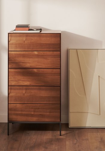 KAVE HOME Vedrana kommode, m. 5 skuffer - brun valnddefiner og sort stl