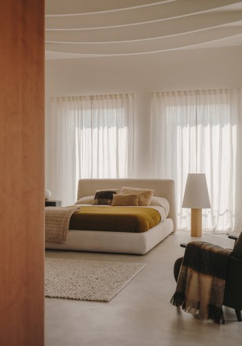 KAVE HOME Marga gulvlampe i massivt tr med naturlig finish