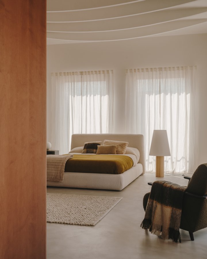 KAVE HOME Marga gulvlampe i massivt tr med naturlig finish