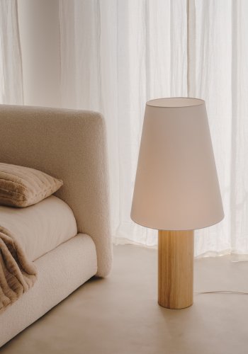 KAVE HOME Marga gulvlampe i massivt tr med naturlig finish
