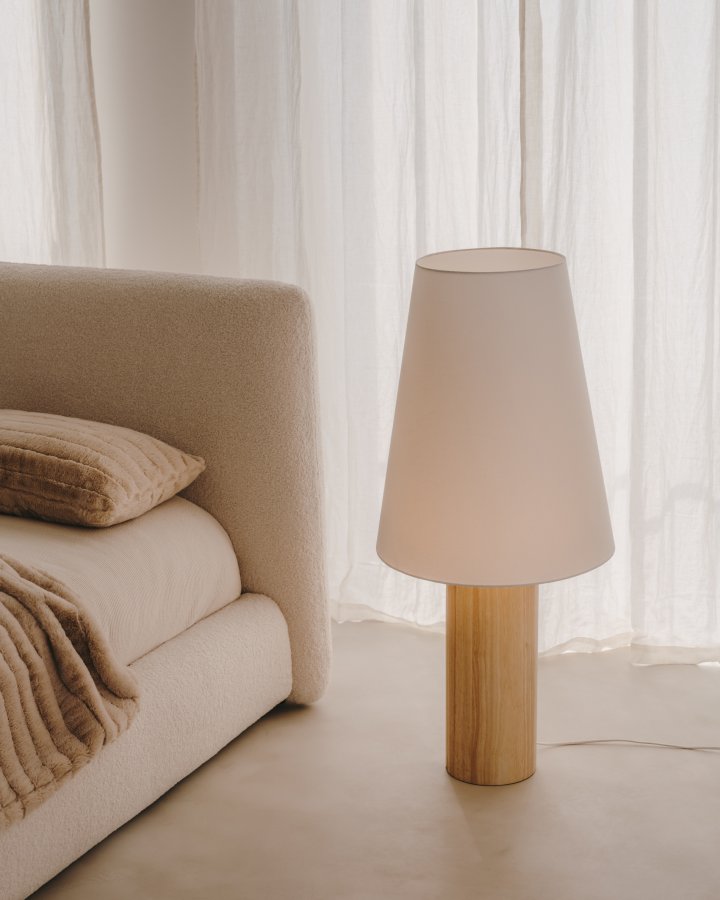 KAVE HOME Marga gulvlampe i massivt tr med naturlig finish
